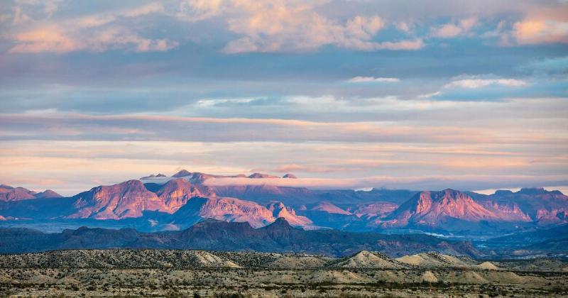 Installation Prada Marfa d’elmgreen & dragset, boutique solitaire désertique au coucher du soleil
